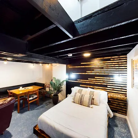 Chi-Town Hideout #B - Near Metra Apartment